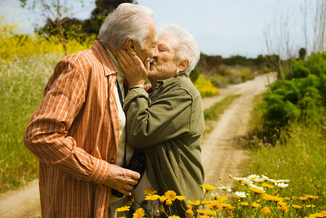 Cặp vợ chồng 62 năm nắm chặt tay nhau tới phút qua đời